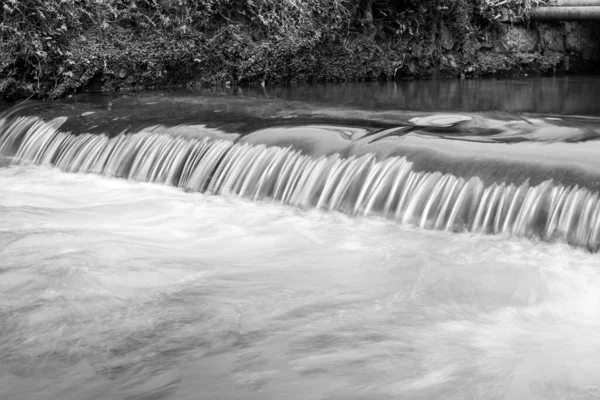 Longa Exposição Uma Queda Água Passarela Rio Lim Lyme Regis — Fotografia de Stock