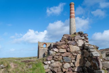 Cornish kadrosundaki madencilik endüstrisinden terk edilmiş bir binanın manzara fotoğrafı.