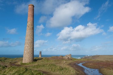 Cornish sahilindeki madencilik endüstrisinden kullanılmayan endüstriyel bacaların manzara fotoğrafı.