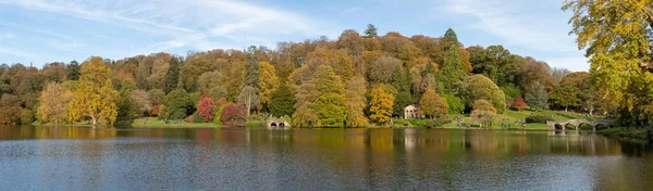 Foto Panorâmica Das Cores Outono Redor Lago Stourhead Jardins Wiltshire — Fotografia de Stock