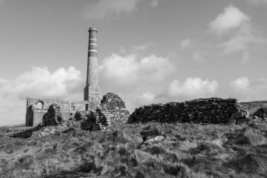 Cornish kadrosundaki madencilik endüstrisinden terk edilmiş bir binanın manzara fotoğrafı.