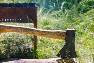 Balta şenlik ateşi ve barbekü için, odun yakmak için.