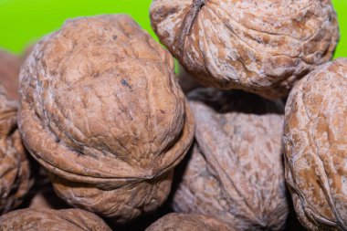 yakın plan tabakta ceviz.