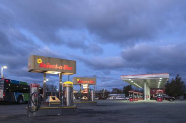 Whitesboro, New York - 01 Kasım 2019: Arka plandaki Speedway Benzin İstasyonu Pompaları 'ndaki Select-a-Vac Kendini Temizleme Gecesi
