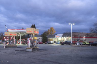 Whitesboro, New York - 01 Kasım 2019: Arka plandaki Speedway Benzin İstasyonu Marketinde Seçilmiş Süpürgenin Gece Görüşü.