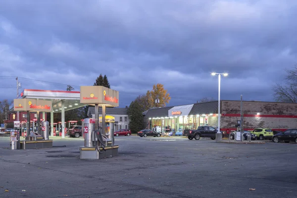 Whitesboro, New York - Nov 01, 2019: Night View of Select-a-Vac Self-cleaning at the Foreground and Speedway Gas Station Convenience Store at the Background. — Stock Photo, Image