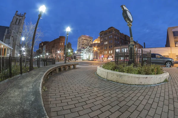 Utica, Nova York - 11 de novembro de 2019: Fisheye View of the Historic Area Buildings in Lower Genesee Street in downtown Utica, New York State, USA. Esta área é um registo nacional de lugares históricos . — Fotografia de Stock