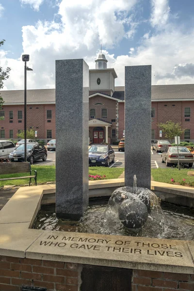 New York Mills, New York - Aug 13, 2019: Vertical View of New York Mills Senior Center with a Fountain in Foreground. — 스톡 사진