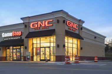Utica, Ny, Usa - 23 Kasım 2019: 765 Horatio Caddesi, Utica, Ny 13502 'de bulunan Gnc Vitamin Beslenme Dükkanı' nın Gece Dış Görünümü.