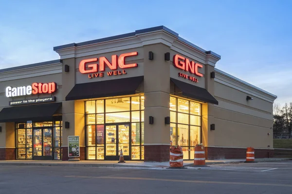 Utica, Ny, Usa - 23 lis 2019: A Night Exterior View of Gnc Vitamin Nutrition Store, Located on 765 Horatio St, Utica, Ny 13502. — Zdjęcie stockowe