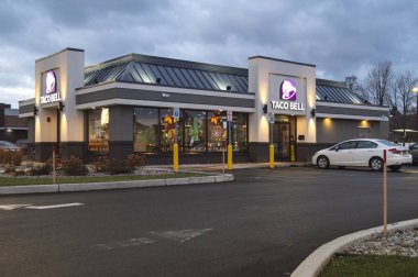 Whitesboro, New York - 24 Kasım 2019: Taco Bell, Meksika 'dan esinlenilmiş bir menü sunan bir fast food restoranı..