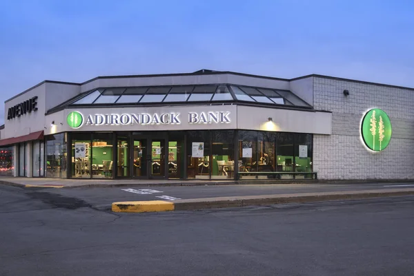New Hartford, New York - Nov 29, 2019: Night View of Adirondack Bank, Headquartered in Utica, New York. — стоковое фото