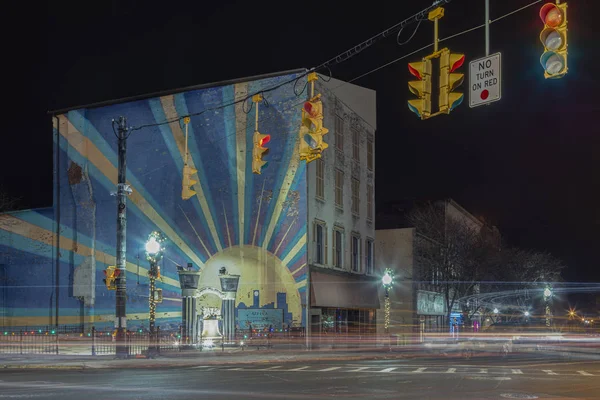 UTICA, NOVA IORQUE, EUA - JAN 03, 2020: Night View Liberty Bell Corner Park em Utica, Nova York . — Fotografia de Stock