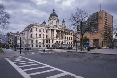 Syracuse, Ny - 14 Ocak 2020: Syracuse, New York 'taki Onondaga Supreme and County Courts House & the Oncenter Civic Center Theaters in Background, New York.