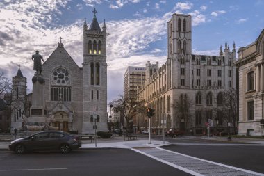Syracuse, New York - 14 Ocak 2020: New York Syracuse, New York 'ta Kolomb Circle in Foreground ve Nys Conception and Nys Environmental Protection Fund Katedrali.