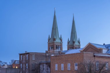 Utica, Ny - 17 Ocak 2020: Arka planda Saint Johns Katolik Kilisesi Kuleleri olan Utica, New York Şehri, 240 Bleecker Caddesi, Utica, Ny 13501 'de yer almaktadır..