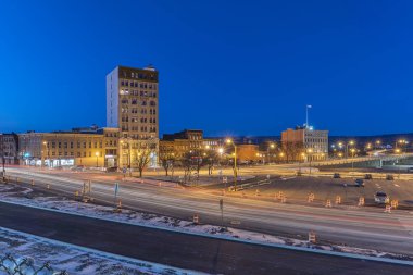 Utica, Ny - 17 Ocak 2020: Geniş Hava Gecesi Şehir Merkezi Utica Sokak ve Araba İzleme Işıkları Genesee Kulesi Arkaplanda.