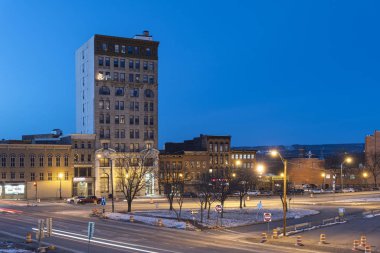 Utica, Ny - 17 Ocak 2020: Arka plandaki Genesee Kulesi 'nin Utica Caddeleri ve Araba Trail Işıkları Kapalı Hava Gecesi Görüntüsü.