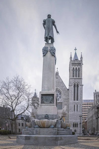 SYRACUSE, NUEVA YORK - 14 ENE 2020: Vista vertical del monumento del Círculo de Colón en primer plano y la Catedral de la Inmaculada Concepción en Siracusa Nueva York — Foto de Stock