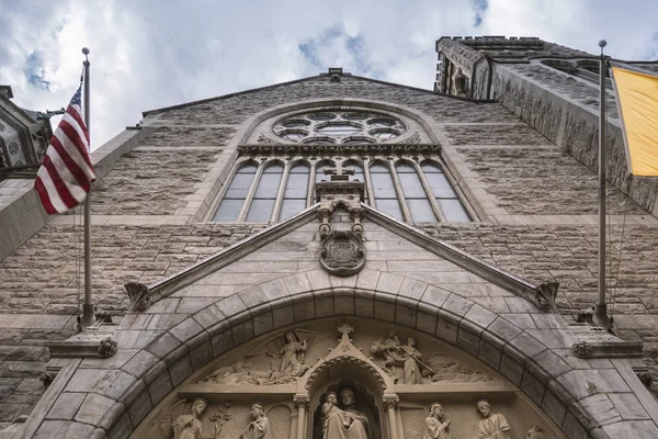 SYRACUSE, NUEVA YORK - 14 ENE 2020: Vista de ángulo bajo de la Catedral de la Inmaculada Concepción en Siracusa, Nueva York . — Foto de Stock