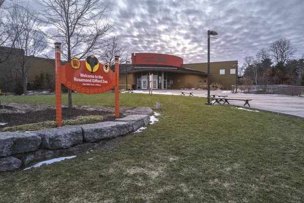 Syracuse, New York - Feb 05, 2020: landscape view of Rosamond Gifford zoo or local known (Syracuse zoo) building entrance. — 스톡 사진