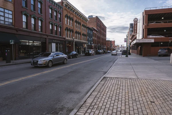 Syracuse, Nowy Jork - 05 lutego 2020: Street View of Fayette St and Franklin St with Vinatges Building in the View. — Zdjęcie stockowe