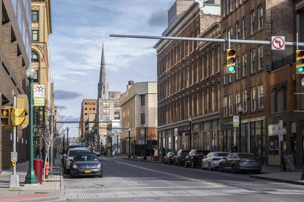 Syracuse, New York - Şubat 05, 2020: Clinton Caddesi ve Fayette Caddesi 'nin arka plandaki St. Paul' s Syracuse, Downtown Episcopal Kilisesi.