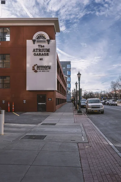 Syracuse, new york - 05. Februar 2020: strassenansicht des atrium garagengebäudes durch die franklin st in der Innenstadt von syracuse. — Stockfoto