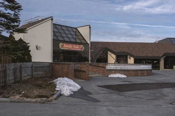 Syrakus, New York - 05. Februar 2020: Landschaftsaufnahme des Gifford-Zoos oder des Dschungel-Cafés (Syrakus-Zoo) — Stockfoto