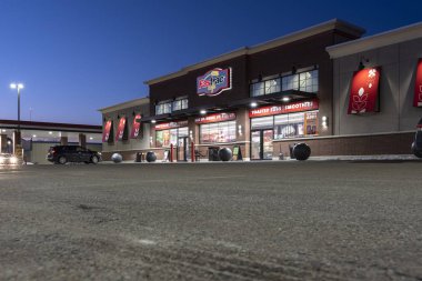 Utica, New York - 21 Şubat 2020: Fastrac Gas Station & Market 'in Gece Görüşü, Fastrac Markets, New York' un kuzeyindeki bir markettir..