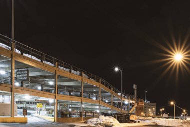 Utica, New York - 20 Şubat 2020: Aydınlatma Turnası ile Utica Place Otoparkı Gece Görüşü.