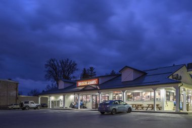 Whitesboro, New York - Mar 13, 2020: Byrne Süt Ürünleri ve Deli Marketinin Gece Manzarası.