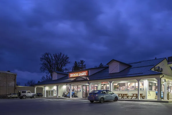 Whitesboro New York Mar 2020 Night View Byrne Dairy Deli — Stock Photo, Image