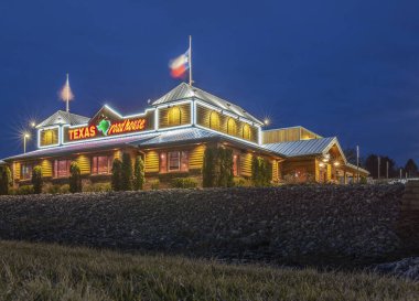 New Hartford, New York - 19 Mar 2020: Texas Roadhouse Restoran Lokasyonu Gece Manzarası, Teksas Roadhouse 450 'nin üzerinde yerde bulunan bir Chain Restoranı..