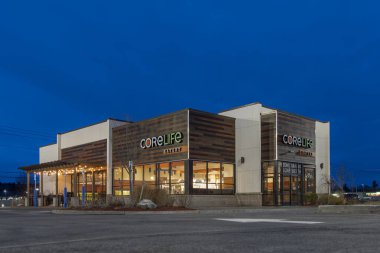 New Hartford, New York - 19 Aralık 2020: New York 'taki CoreLife Lokantası Gece Manzarası CoreLife Lokantası, Amerikan Aktif Yaşam Tarzı Restoranı..