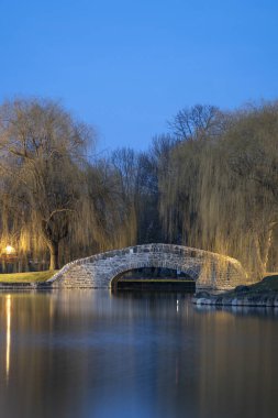Onondaga Park 'taki Hiawatha Gölü Köprüsü' nün Gece Yakından Bakışı Yerel olarak Syracuse, New York 'taki Central Park olarak bilinir..