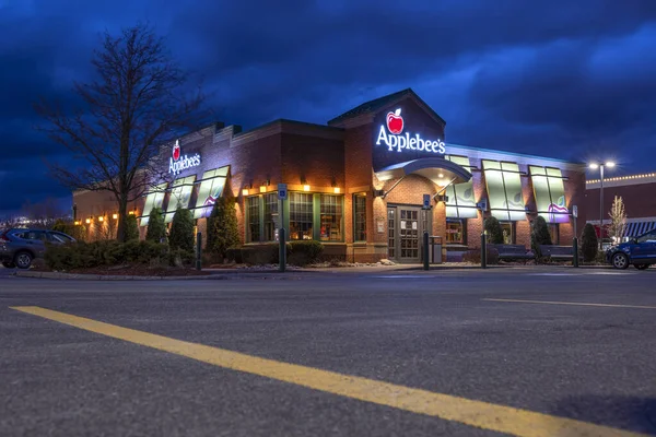New Hartford New York Mar 2020 Night View Applebee Restaurant — стоковое фото