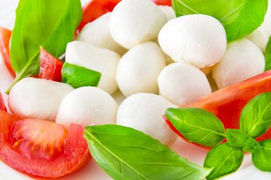 Mozzarella ve domates fesleğen ile
