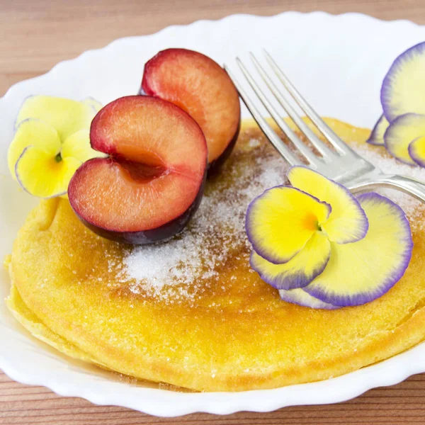 Pancake with plums — Stock Photo, Image