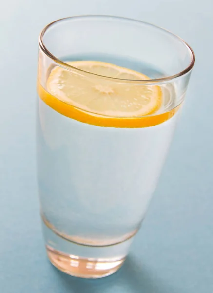 Wasser und Zitrone — Stockfoto
