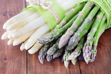 yeşil ve beyaz kuşkonmaz