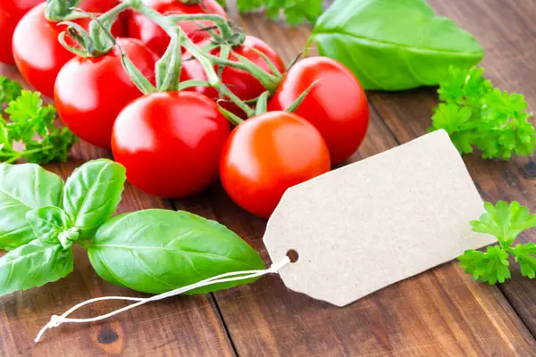 Tomaten und Basilikum — Stockfoto