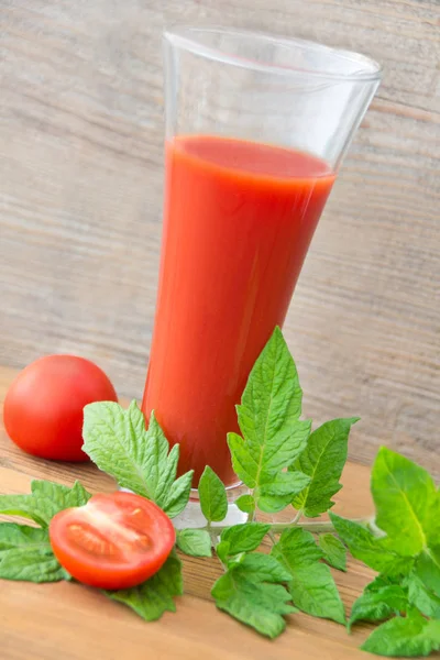 Tomatensaft und Tomatenblätter — Stockfoto