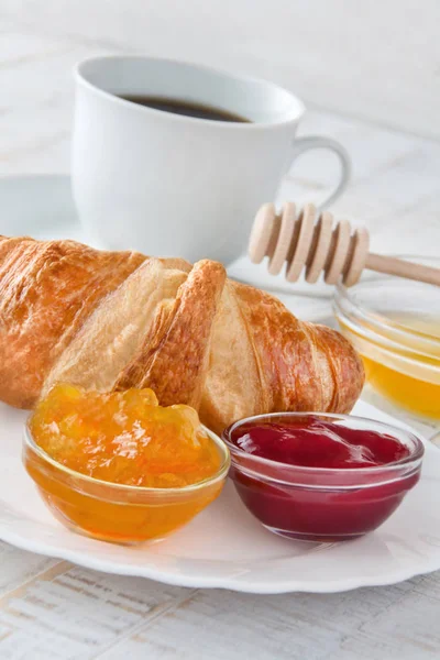 Croissant e caffè con marmellata e miele — Foto Stock