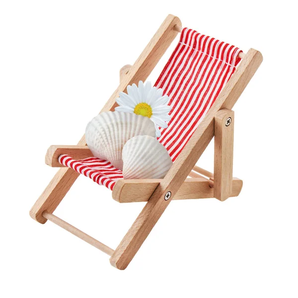 Plaj sandalyesi beyaz arka plana karşı — Stok fotoğraf