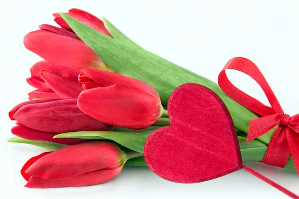 Tulipes rouges et coeur de décoration — Photo