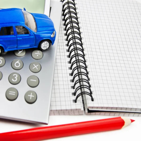 Концепция страхования КФЗ с карманным калькулятором и автомобилем — стоковое фото