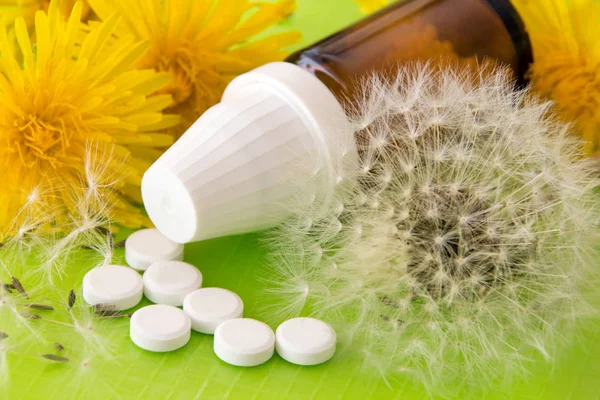 Naturopatia Alergia z kwiatami i tabletkami — Zdjęcie stockowe