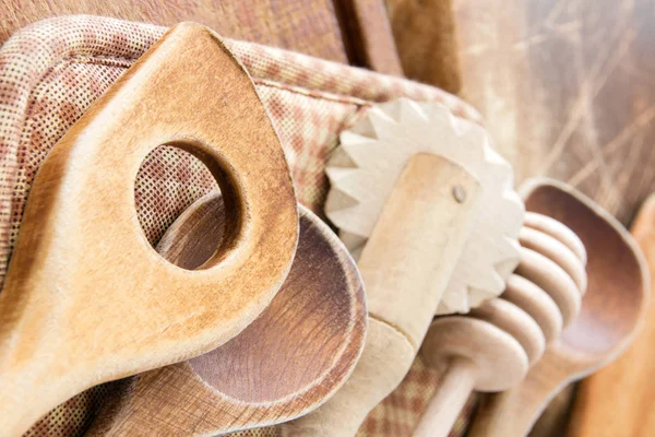 Casa de campo cocina cubiertos de madera — Foto de Stock