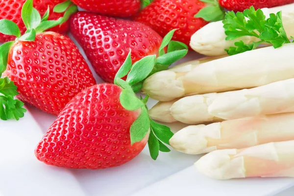 흰 배경에 있는 아스파라거스와 딸기 — 스톡 사진